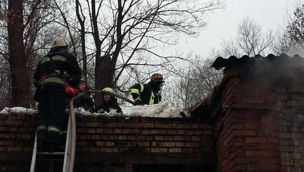 Спасатели ликвидировали пожар на складе дерева  Киеве