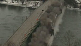 Момент взрыва 100-летнего моста в Пенсильвании. Видео