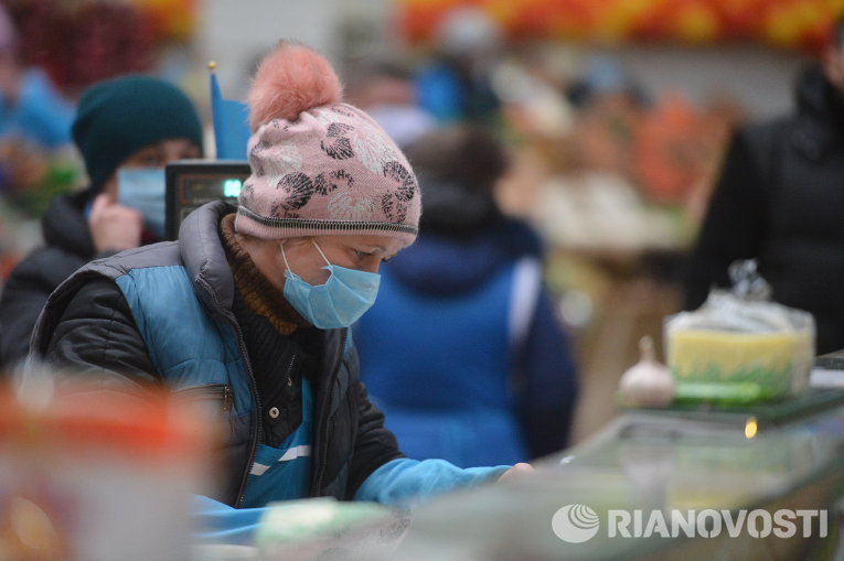 Продавцы Бессарабского рынка в Киеве надели маски
