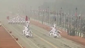 Трюки индийских пограничников во время парада ко Дню республики в Дели