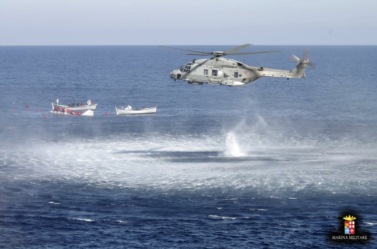 ВМС Италии спасли 290 мигрантов с тонущих лодок