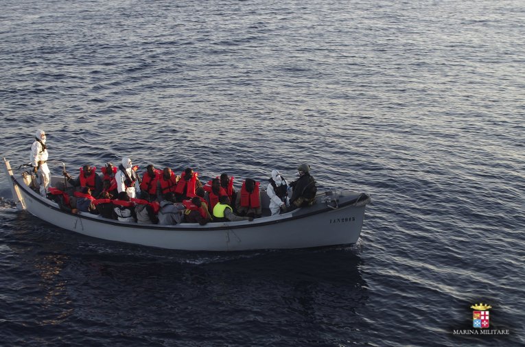 ВМС Италии спасли 290 мигрантов с тонущих лодок