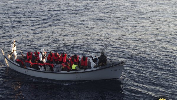 ВМС Италии спасают мигрантов с тонущих лодок. Архивное фото