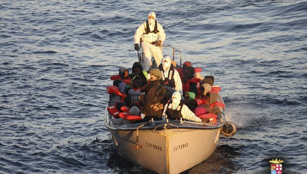 ВМС Италии спасли мигрантов с тонущих лодок