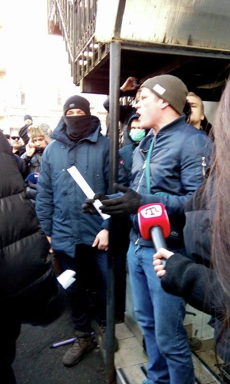 Активисты гражданского корпуса Азов у офиса организации Украинский выбор