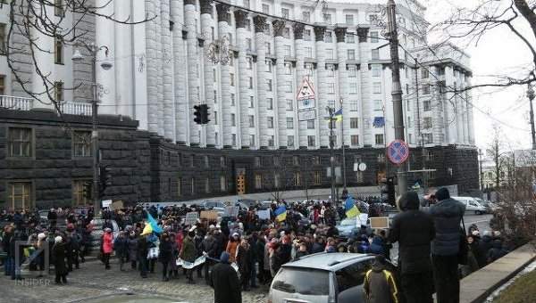 Сотни защитников ПТУ заблокировали улицу возле Кабмина. Архивное фото