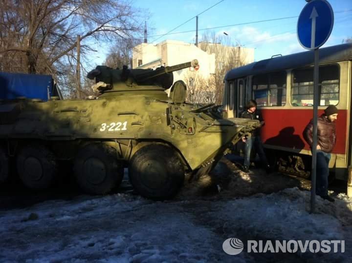 Столкновение БТР и трамвая в Днепропетровске