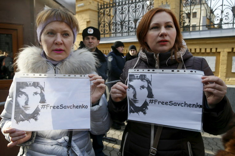 Женщины принимают участие в митинге, требуя освобождения украинки Надежды Савченко в Киеве
