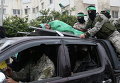 Палестинские боевики ХАМАСа везут тело одного из семи боевиков ХАМАС, который погиб при обрушении туннеля в секторе Газа