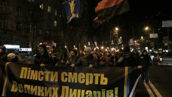 В Киеве проходит факельный марш в честь боя под Крутами