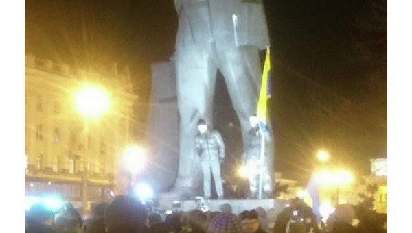 Снос памятника Петровскому в Днепропетровске