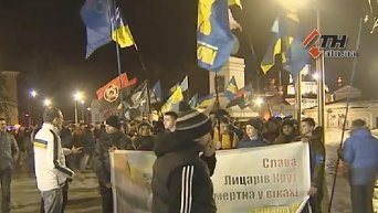 В честь героев Крут активисты прошли по центру Харькова факельным маршем