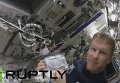Астронавт Тим Пик готовит яичницу в условиях невесомости