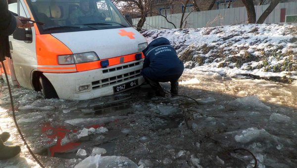 В Луганской области автомобиль скорой помощи Нацгвардии провалился под лед