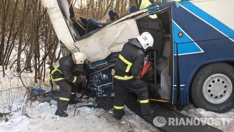 В Ленинградской области туристический автобус столкнулся с грузовиком