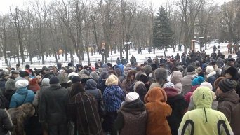 На митинг в ЛНР вышли сотни людей
