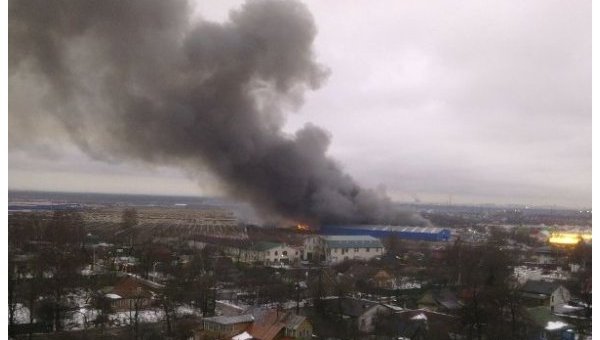 В Ленинградской области горит 10 тыс кв метров склада