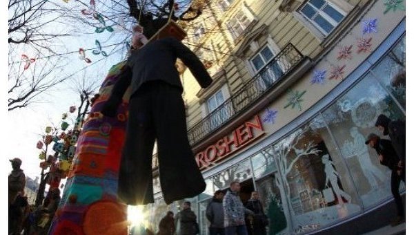 Активисты правых организаций повесили у входа в магазин Roshen чучело Порошенко