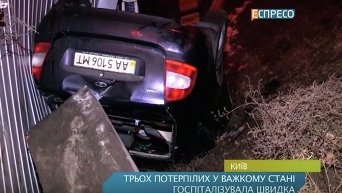 В Киеве автомобиль слетел с дороги