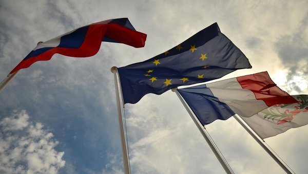Флаги России, ЕС, Франции. Архивное фото