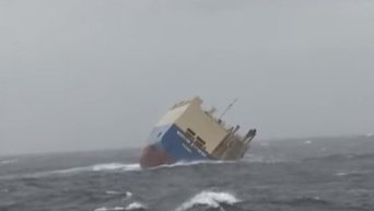 Франция: брошенное судно с горючим вот-вот разобьется о берег. Видео