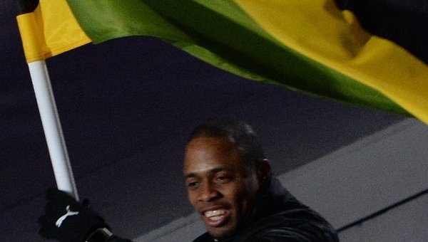 Мужчина держит флаг Ямайки. Архивное фото