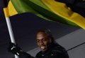 Мужчина держит флаг Ямайки. Архивное фото
