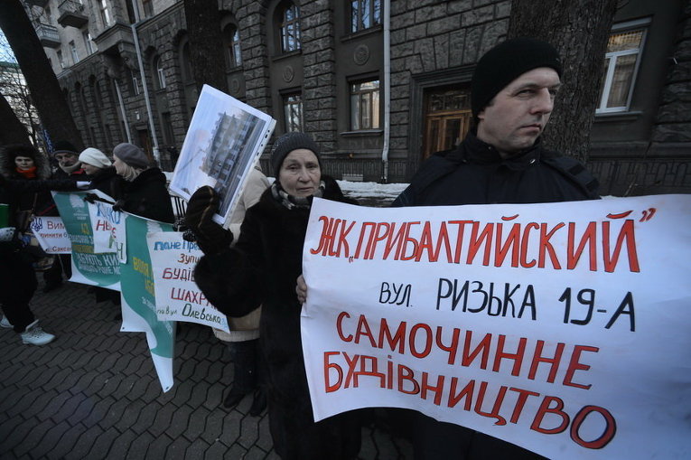 Активисты требуют остановить вырубку лесов из-за незаконной застройки в Киеве