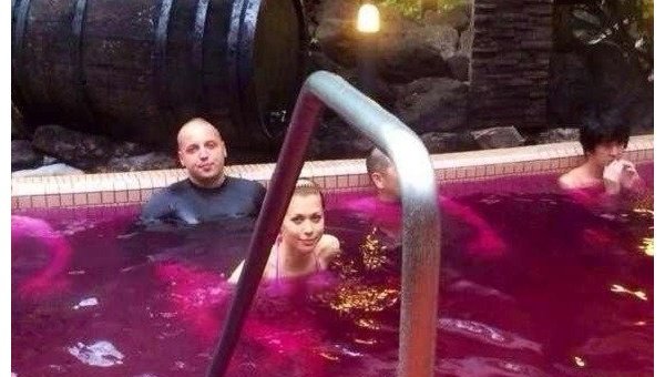 Антон Гонтарев купается в бассейне с вином