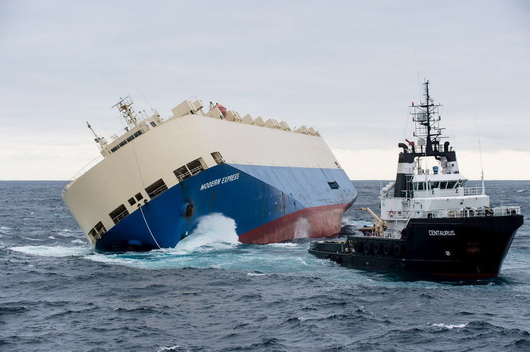 Поврежденный грузовой корабль Современные экспресс в Атлантическом океане во Франции