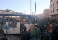 Жители и солдаты осматривают место теракта в южном районе Дамаска