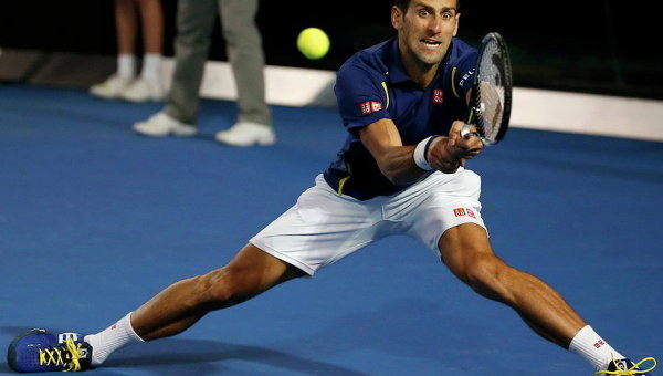 Серб Новак Джокович во время его финального матча против британца Энди Мюррея на Открытом чемпионате Австралии по теннису в Мельбурне