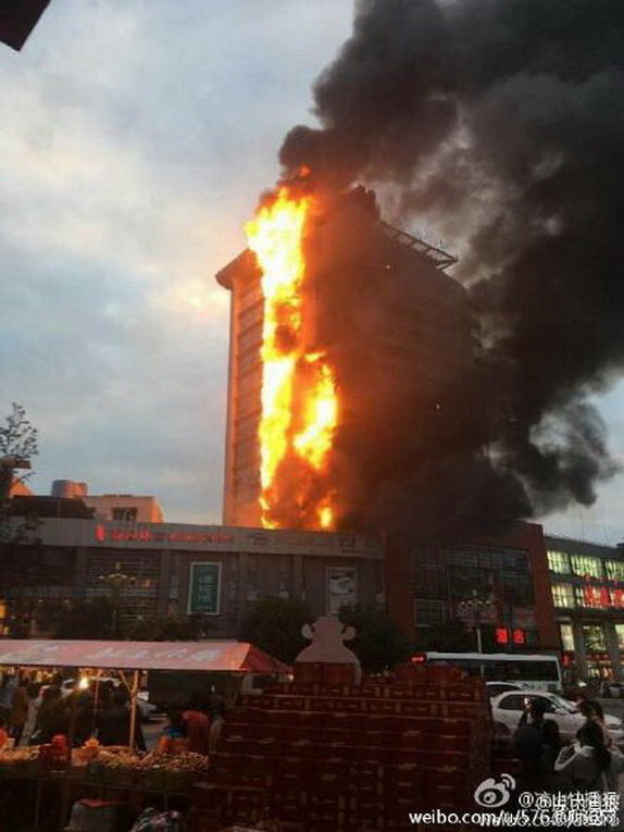 Пожар в гостинице в городе Сичан, Китай