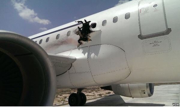 На борту самолёта A321 произошёл взрыв во время приземления в сомалийском аэропорту Могадишо.