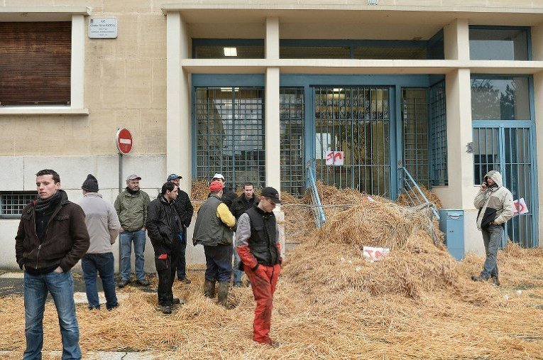 Французские фермеры продолжают акции протеста против низких закупочных цен на свою продукцию