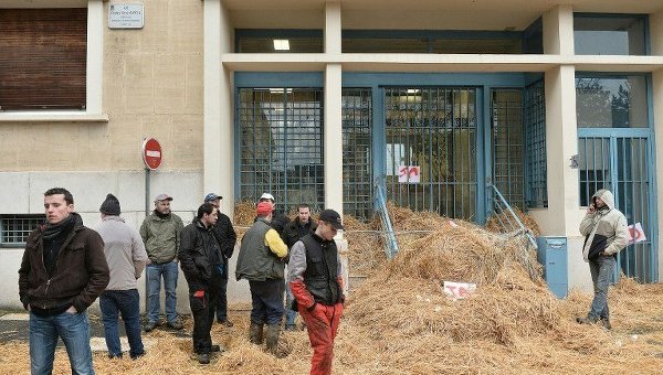 Французские фермеры продолжают акции протеста против низких закупочных цен на свою продукцию
