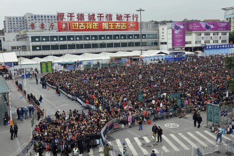 Очередь на вокзале китайской провинции Гуанчжоу, десятки тысяч китайцев встречали Лунный новый год и теперь пытаются разъехаться по своим городам