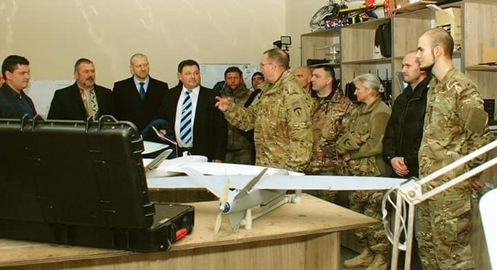 Командующий армией США в Европе генерал Бен Ходжес и американский посол Джеффри Пайетт во время посещения полка Днепр-1
