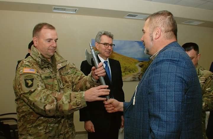 Командующий армией США в Европе генерал Бен Ходжес и американский посол Джеффри Пайетт во время посещения полка Днепр-1