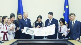 Вручение премьер-министром Украины Арсением Яценюком первых паспортов в форме ID-карт