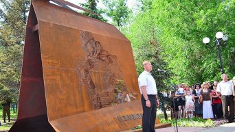 Мэр Луганска Манолис Пилавов на открытии памятника жертвам авиаудара по ОГА