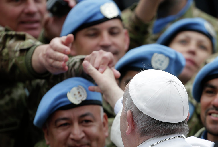 Папа Римский Франциск встречает аргентинских солдат Организации Объединенных Наций во время еженедельной аудиенции на площади Святого Петра в Ватикане.