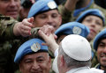 Папа Римский Франциск встречает аргентинских солдат Организации Объединенных Наций во время еженедельной аудиенции на площади Святого Петра в Ватикане.