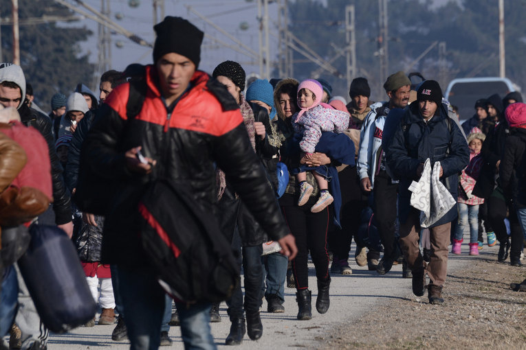Мигранты идут в Македонию в приграничный лагерь для беженцев.