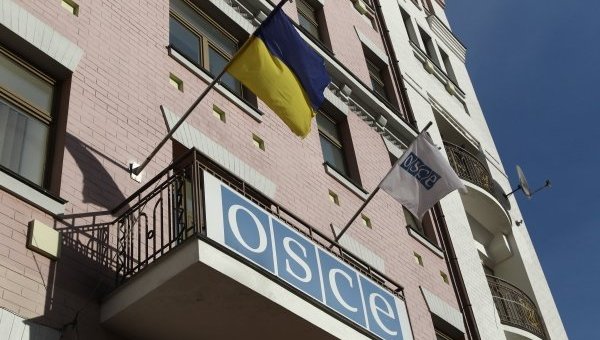 Флаги Украины и ОБСЕ