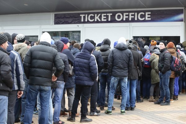 Фанаты киевского Динамо выстроились в очередь в кассы НСК Олимпийский за билетами на матч Динамо – Манчестер Сити