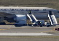 Пассажиров Saudi Arabian Airlines эвакуируют после сообщения об угрозе взрыва в аэропорту Барахас в Мадриде, Испания