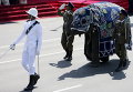 Полиция Шри-Ланки марширует со слоном во время празднования 68-го Дня независимости в Коломбо