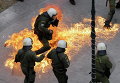 Протестующие во время 24-часовой общенациональной общей забастовки в Афинах бросают в полицейских коктейли Молотова