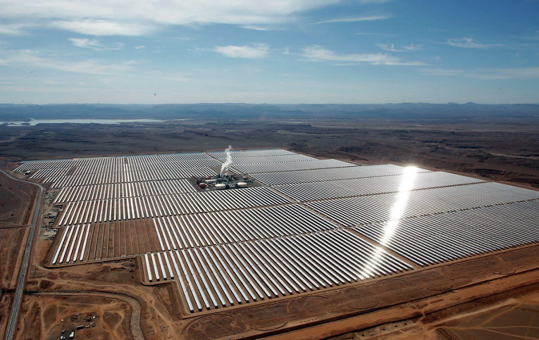 Вид с воздуха на солнечную электростанцию в центральном Марокко